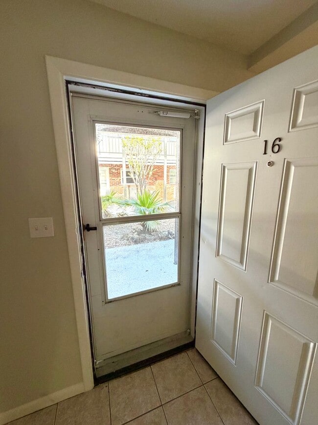 Building Photo - Popular Location 2/1