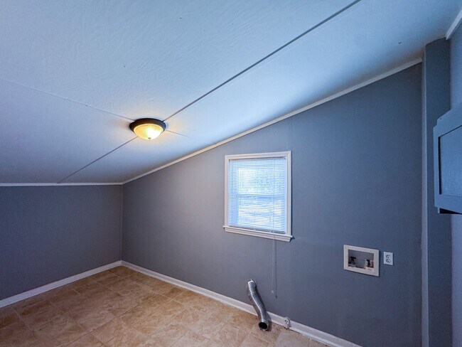 Building Photo - Charming 3 Bed 1.5 Bath Home with Flex Room