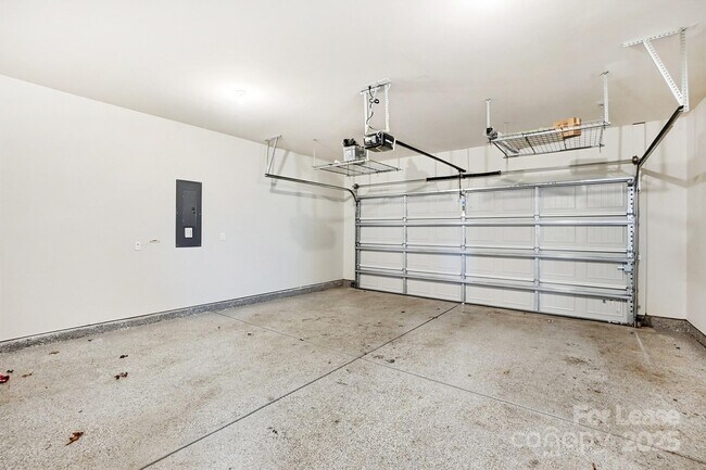 Building Photo - 3909 Woodland View Dr