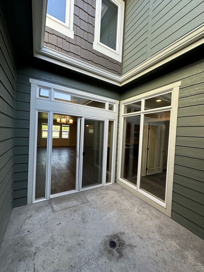 Building Photo - Modern Townhome Near Eagle Greenbelt..3-be...
