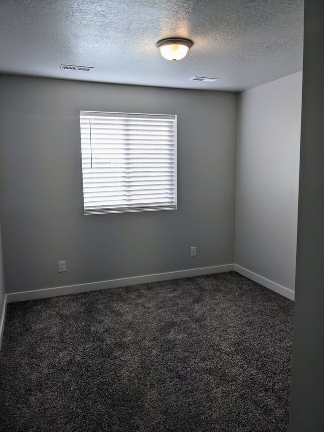 Building Photo - 3293 S Lincoln Ln