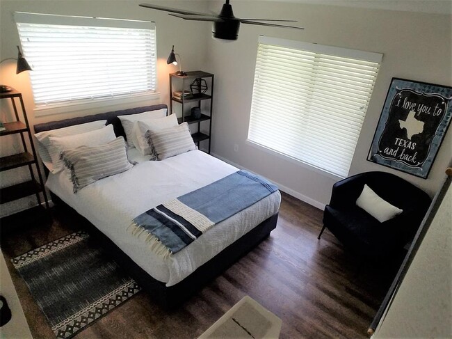 Building Photo - 2125 Island View