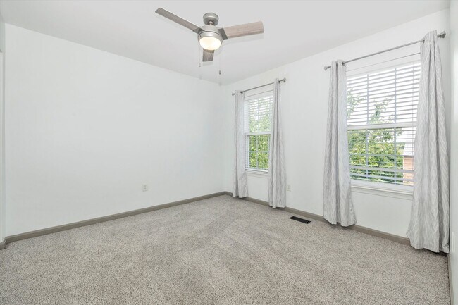Building Photo - Twin Arch Crossing Rental