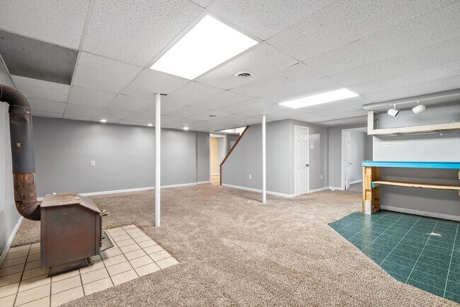 Building Photo - Lovely home on beautiful wooded corner lot