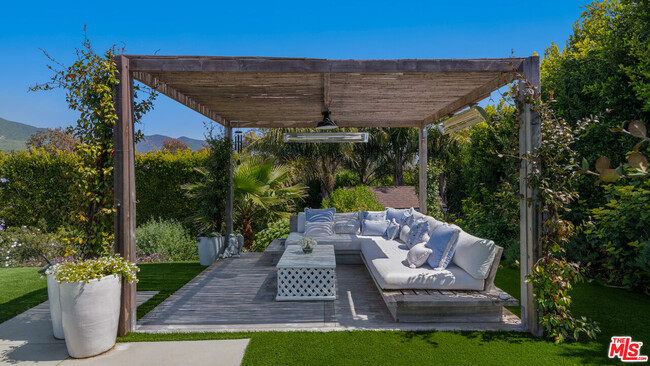Building Photo - 6540 Dume Dr