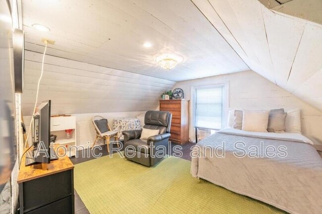 Building Photo - 714 E Jefferson St