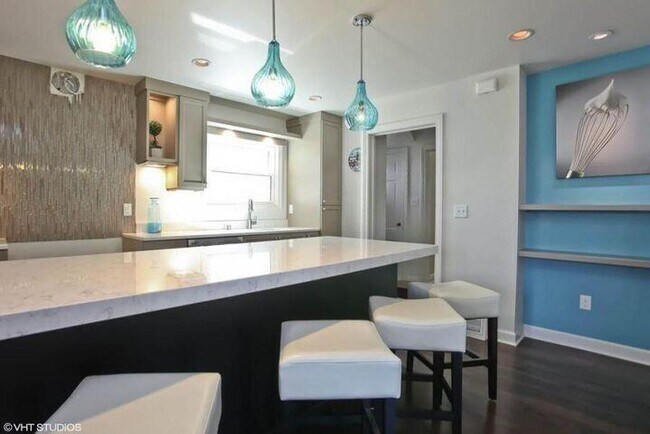 Building Photo - 908 E Hampton Rd