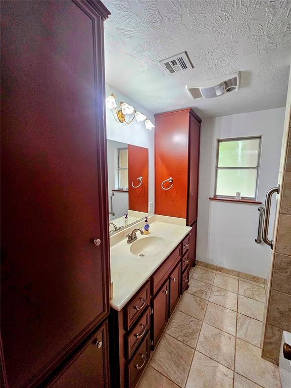 Building Photo - 2015 Silver Leaf Dr