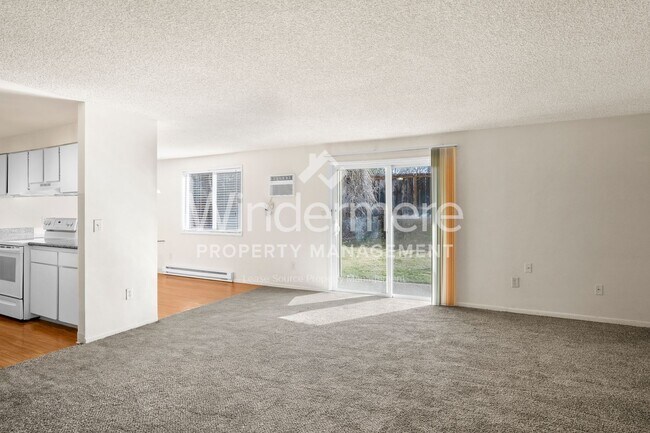 Building Photo - **MOVE IN SPECIAL** 1/2 OFF 1ST FULL MONTH'S RENT**Mission East Apts 2 br/1 bath ground floor + W...