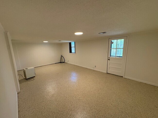 Building Photo - 6808 River Ridge Dr