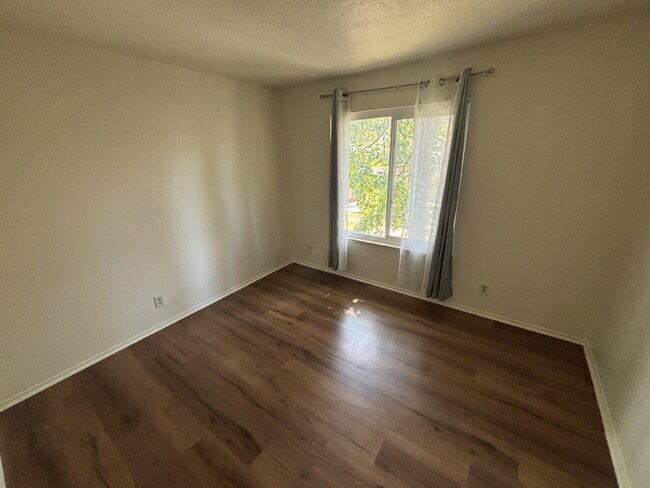 Building Photo - Spacious 4-Bedroom Townhome Directly Across from Greenfair Park