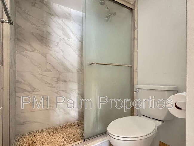 Building Photo - 390 Golfview Rd