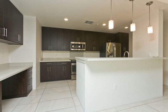 Building Photo - Wonderfully located - Three bedroom two ba...