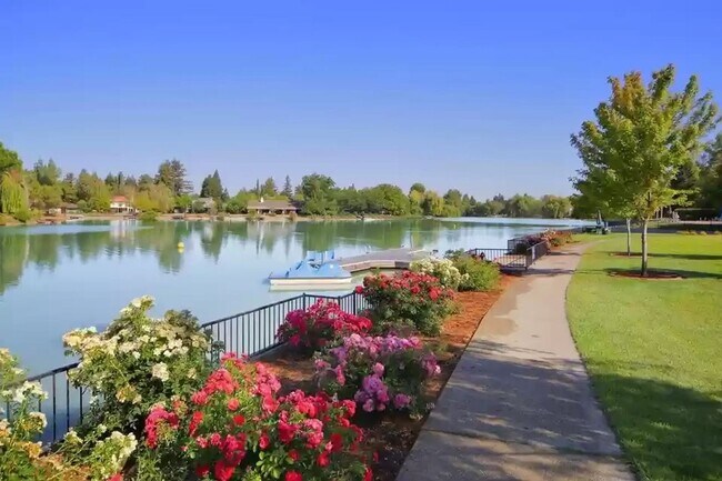 Building Photo - 861 Lake Terrace Cir