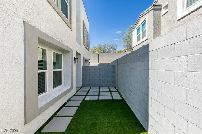 Building Photo - 6229 Mangler St