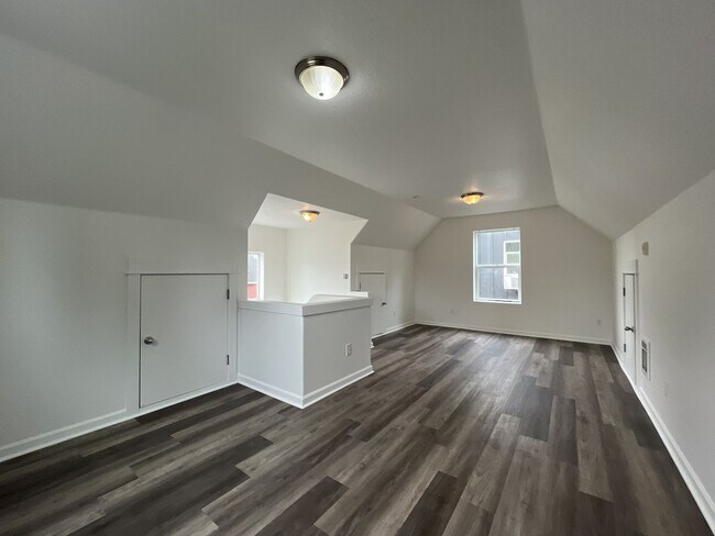 Building Photo - Bright End-Unit Townhouse with a Loft & Covered Patio