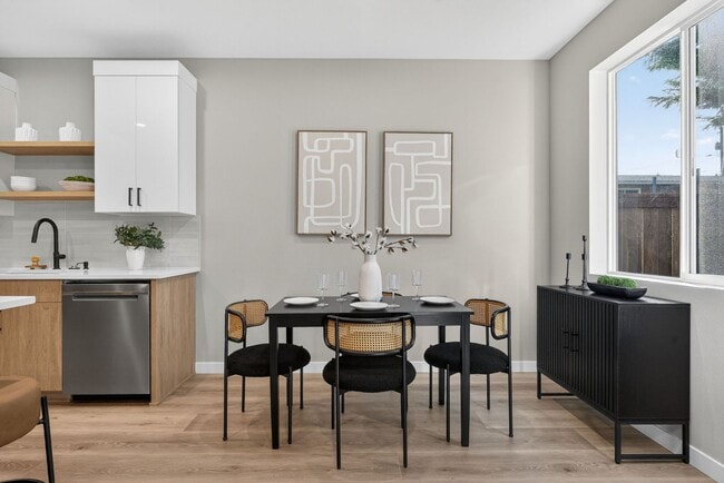 Building Photo - 15609 SE Meadowlark Ln