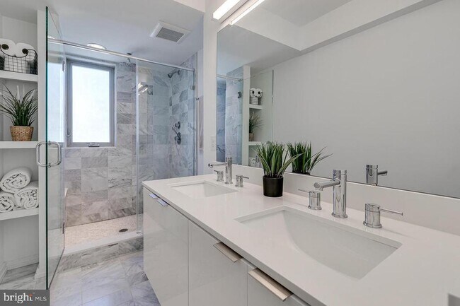 Building Photo - 938 N Leithgow St