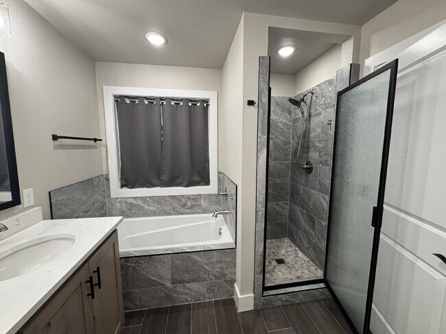 Building Photo - Charming 4-Bedroom Haven with 2 Full Baths...