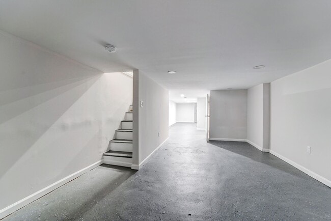 Building Photo - Beautifully Updated Townhome in Prime Loca...