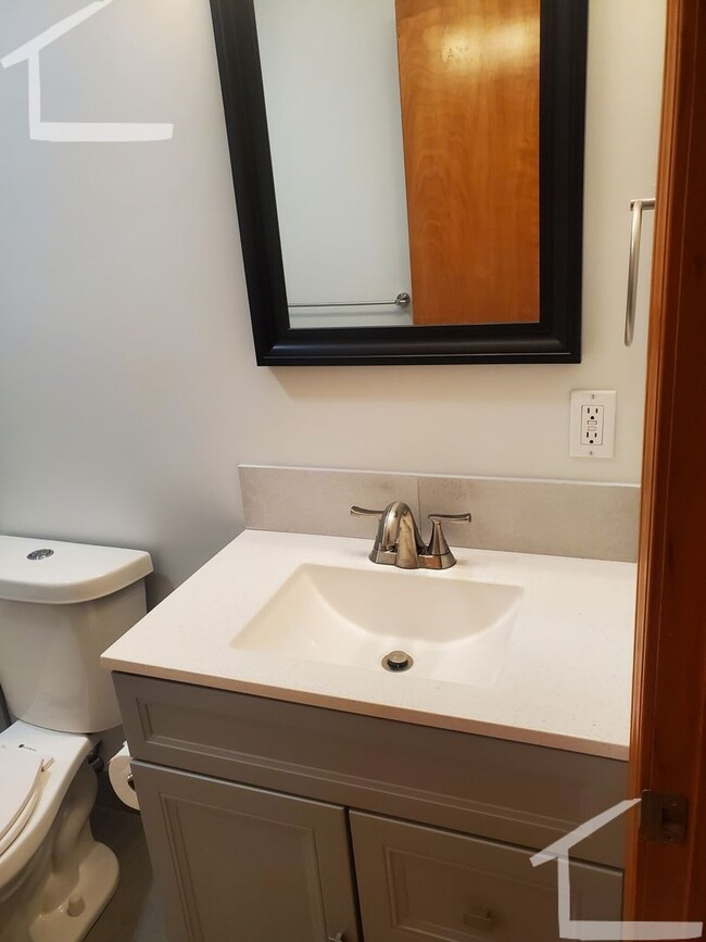 Building Photo - Nicely renovated unit with parking included!