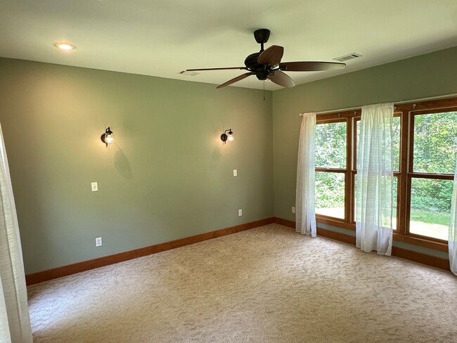 Building Photo - Charming 2 Bed, 2 Bath Custom Ranch on 5 P...