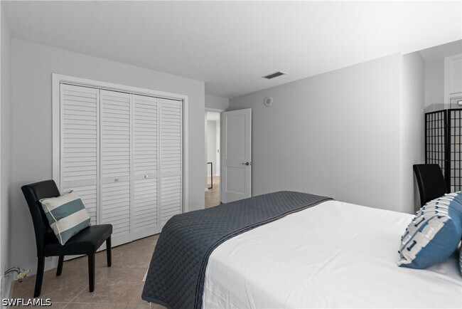 Building Photo - 5555 Heron Point Dr