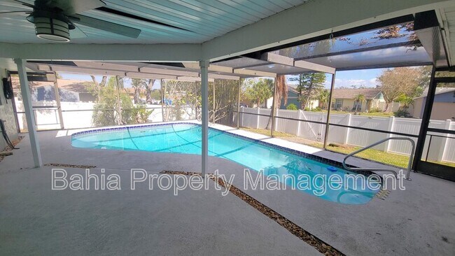 Building Photo - 215 Meadowcross Dr