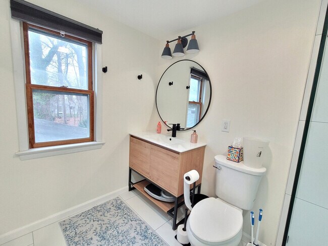 Building Photo - 2017 Woodford Rd