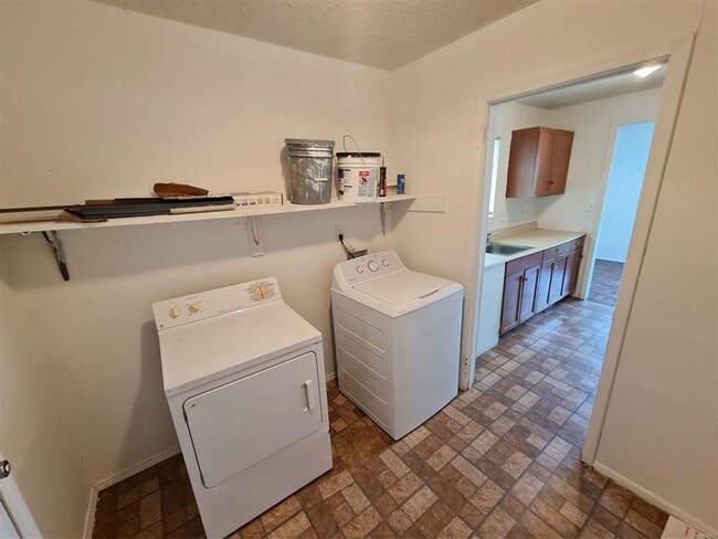 Building Photo - Washer/Dryer Included! No Carpet to worry ...