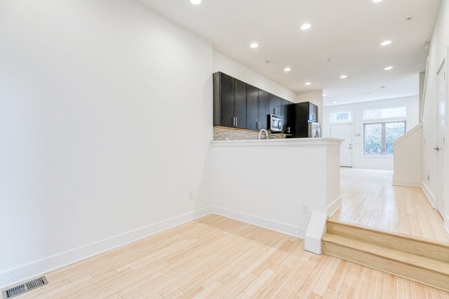 Building Photo - Northern Liberties Townhome with Parking!