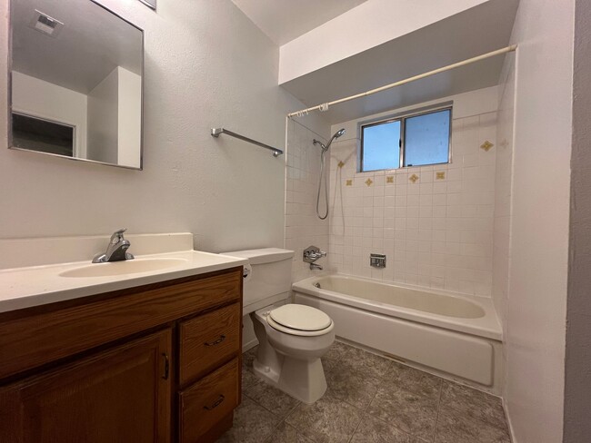 Building Photo - 928