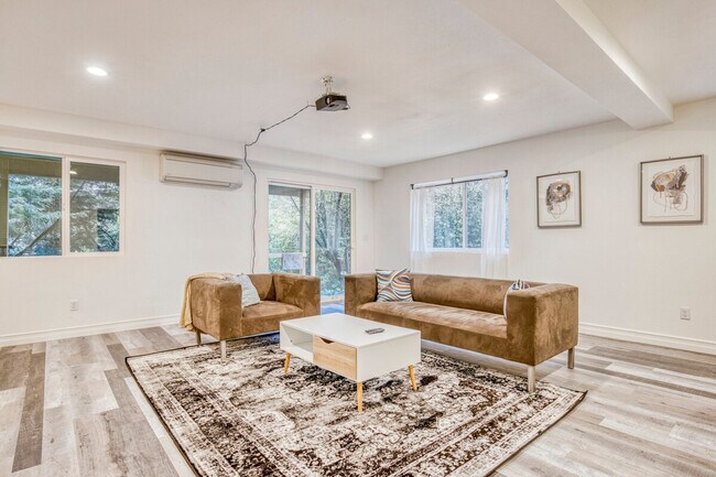 Building Photo - 3201 SW Sherwood Pl