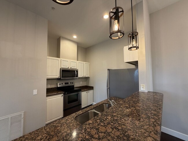 Building Photo - 2Bd/2Ba Bellevue Condo