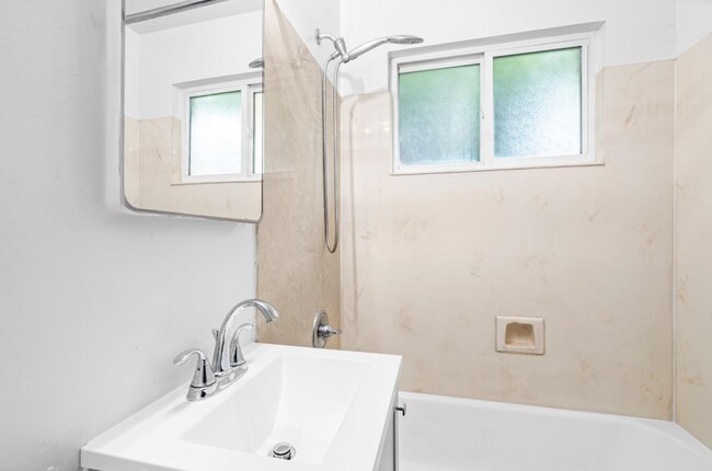Building Photo - Newly Updated Oakland 3-Bed: Off-Street Pa...