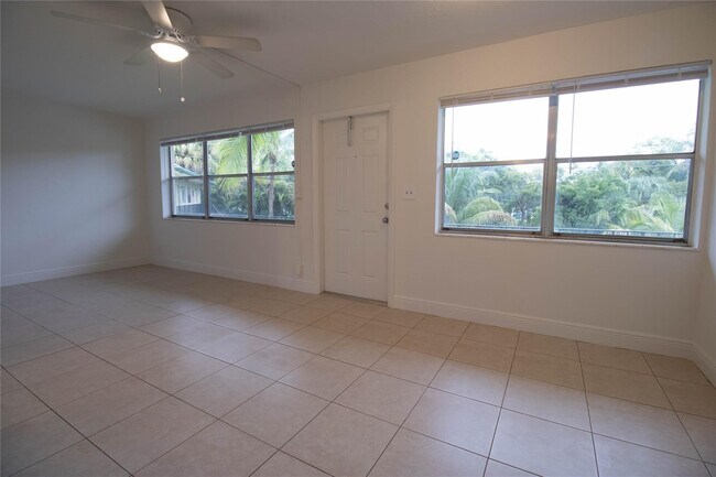 Building Photo - 400 SW 7th Ave