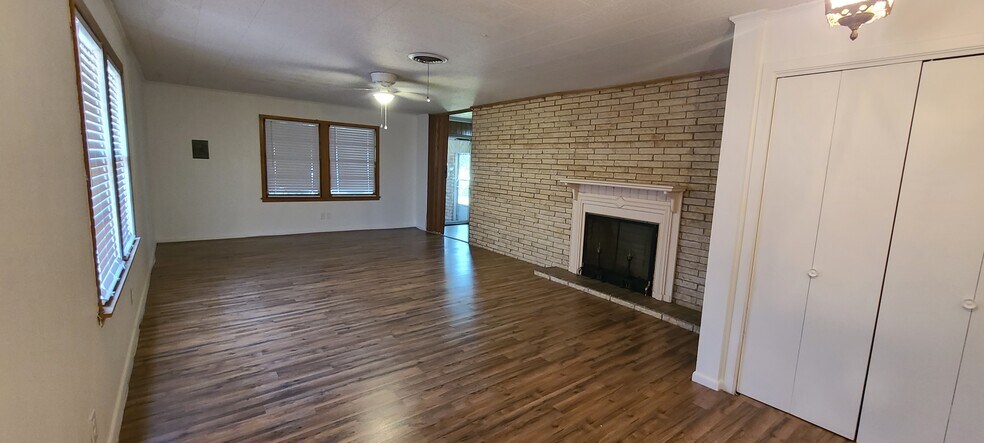 Building Photo - 1221 Anne Ave