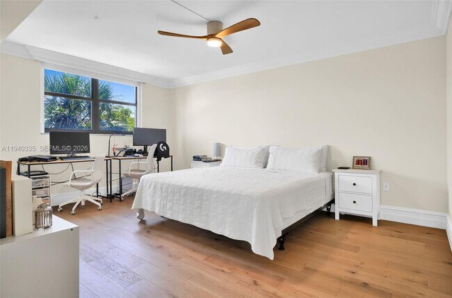 Building Photo - 801 N Venetian Dr