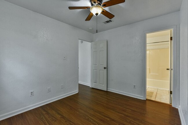 Building Photo - 1128 Royal Crest Dr
