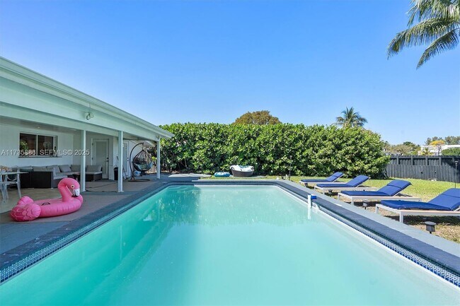 Building Photo - 2541 NE 195th St