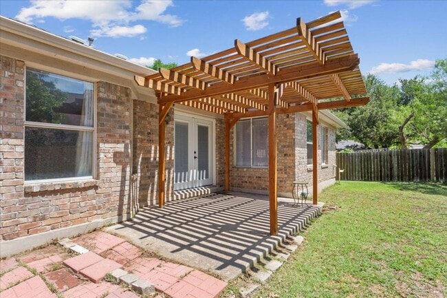 Building Photo - Charming 3/BR 2/BA One-Level Home in Round...