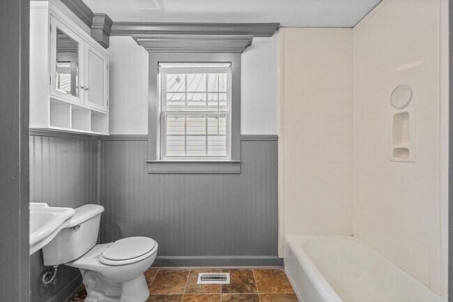 Building Photo - New Hope - fully remodeled gem