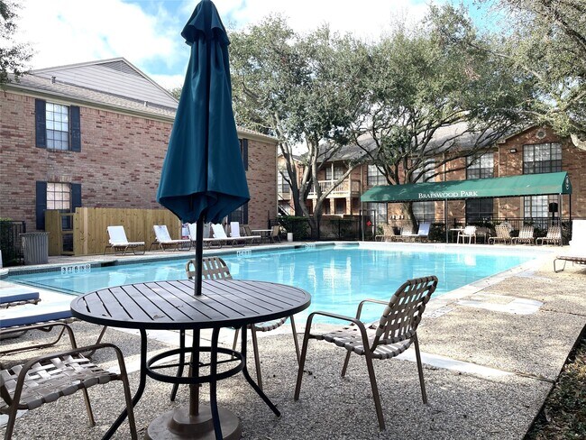 Building Photo - 2255 Braeswood Park Dr