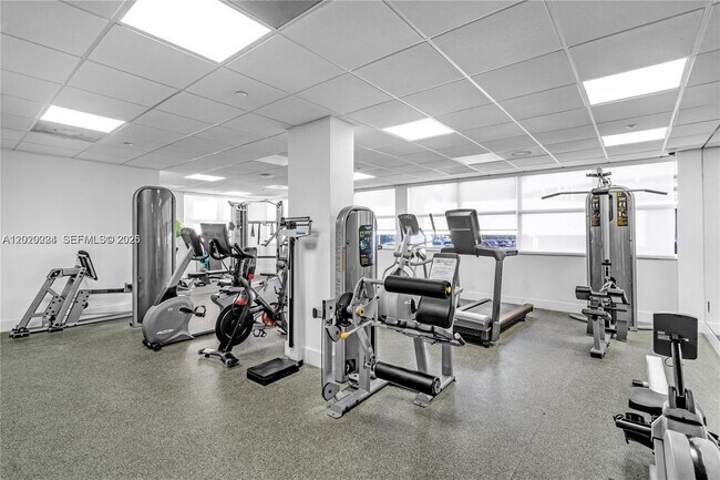 Building Photo - 1420 Brickell Bay Dr