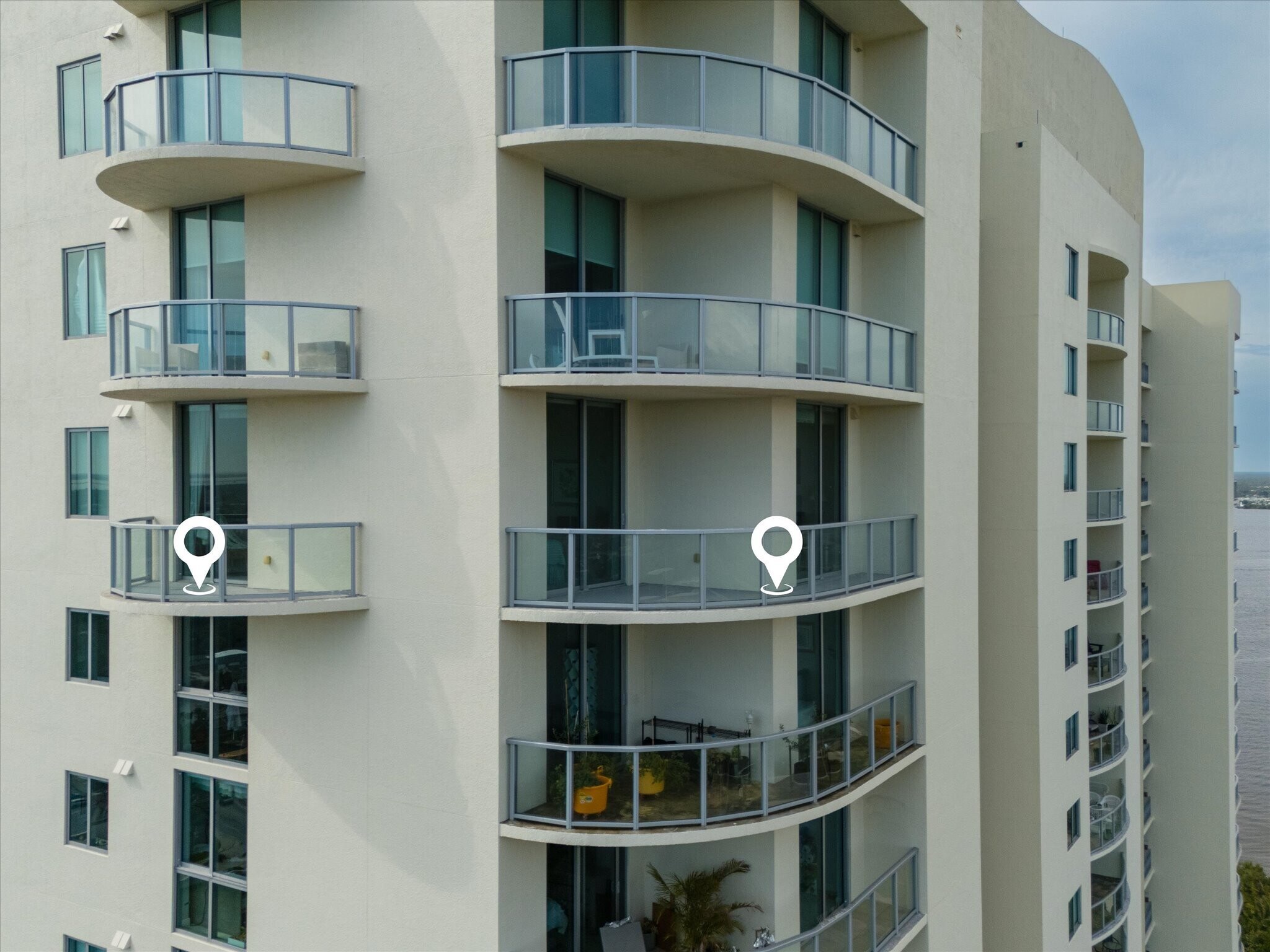 Building Photo - 3000 Oasis Grand Blvd