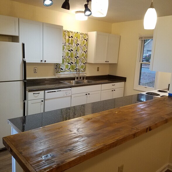 Kitchen - 1240 Louise Ave