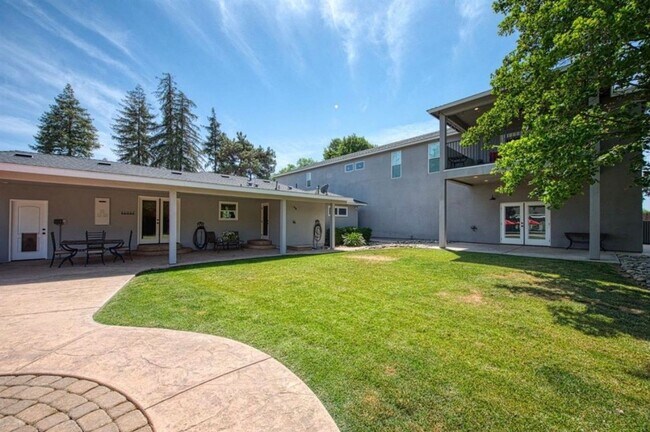 Building Photo - SE Visalia Spacious home coming soon!