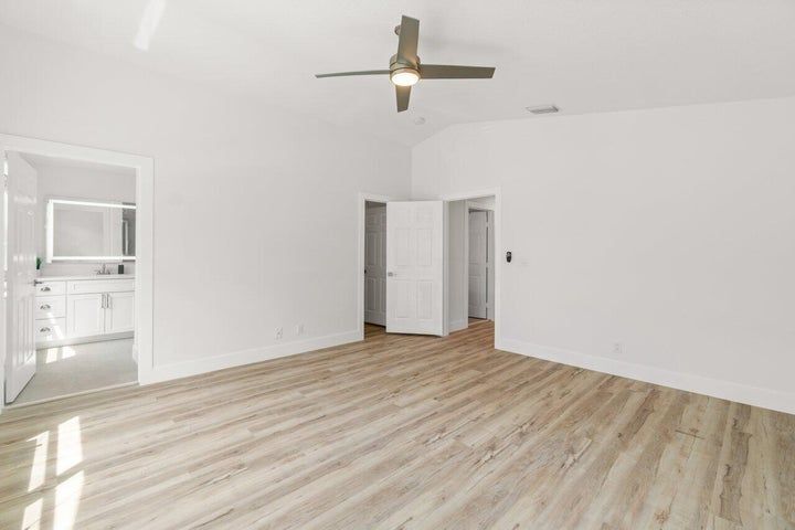 Building Photo - 6427 Park Lake Cir