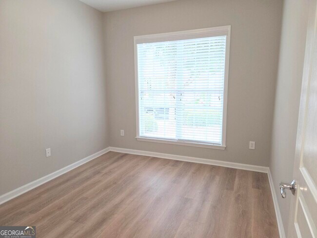 Building Photo - 6105 Longleaf Dr