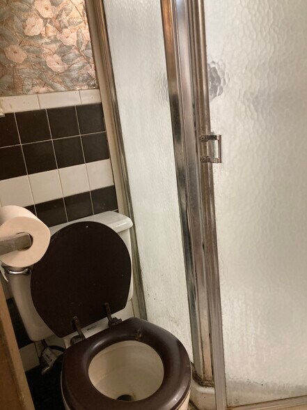 New shower store/toilet - 764 Lenore Ln